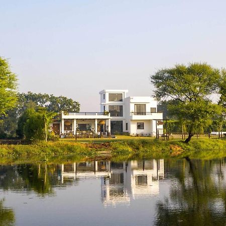 Stayvista At Lotus By The Lake With Pool, Bbq & Lawn Индаур Экстерьер фото
