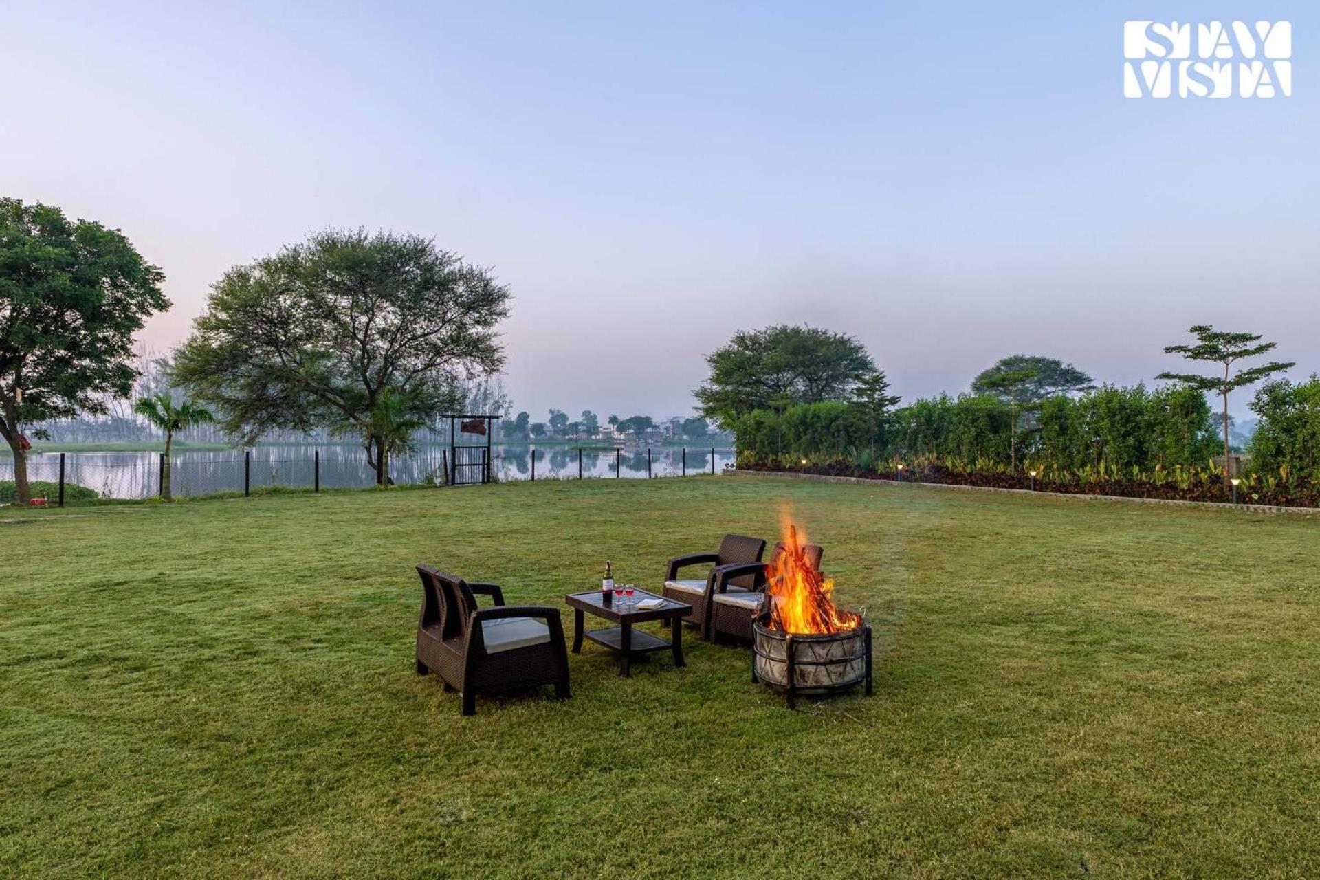 Stayvista At Lotus By The Lake With Pool, Bbq & Lawn Индаур Экстерьер фото