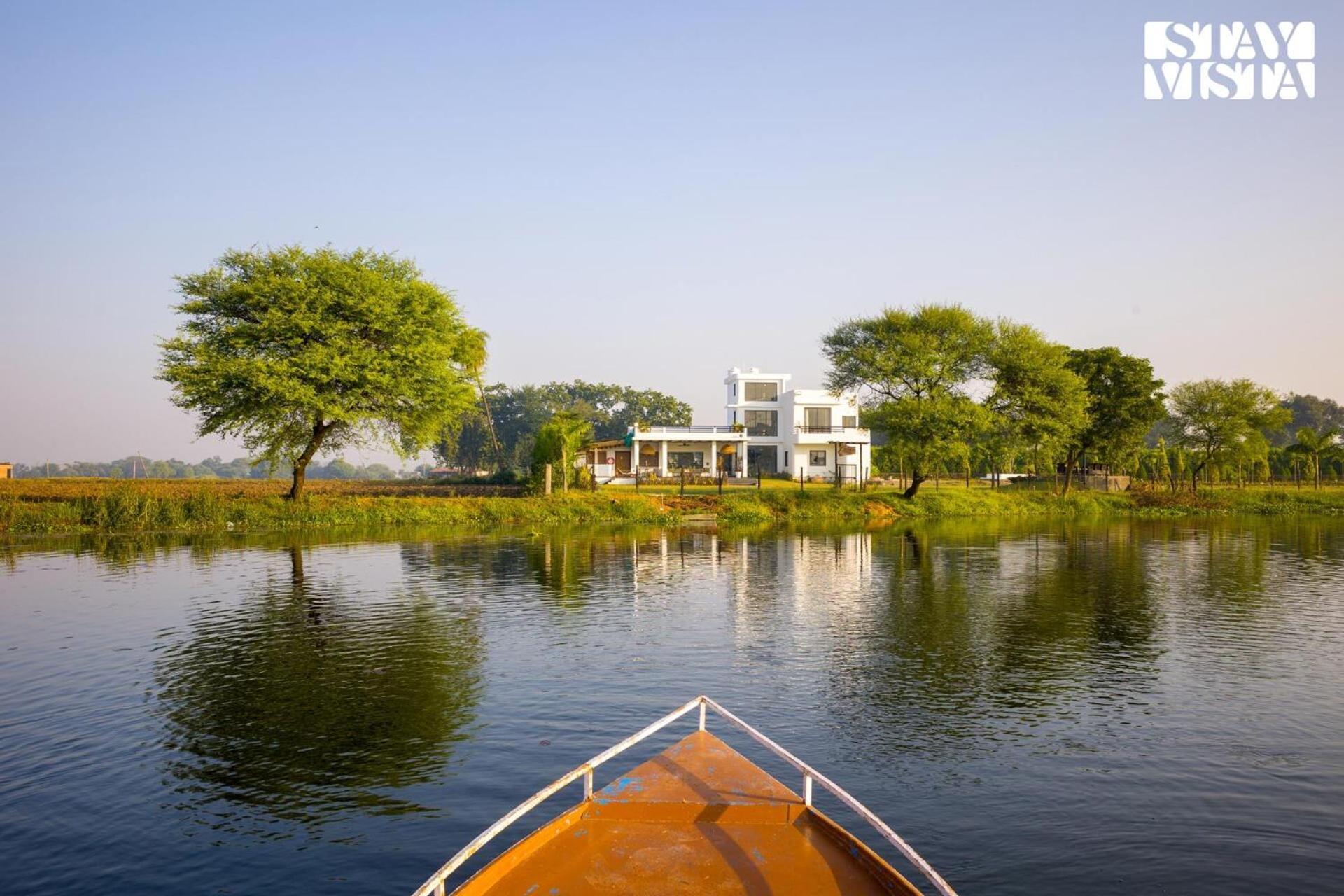 Stayvista At Lotus By The Lake With Pool, Bbq & Lawn Индаур Экстерьер фото