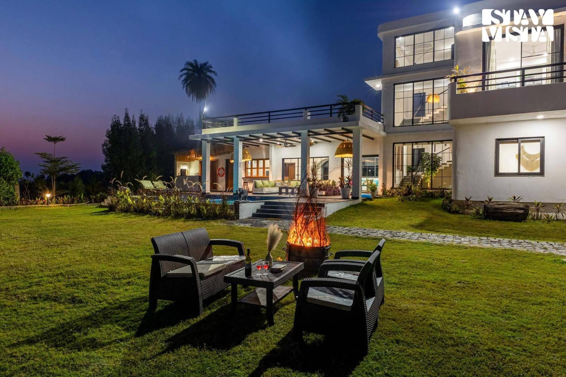 Stayvista At Lotus By The Lake With Pool, Bbq & Lawn Индаур Экстерьер фото